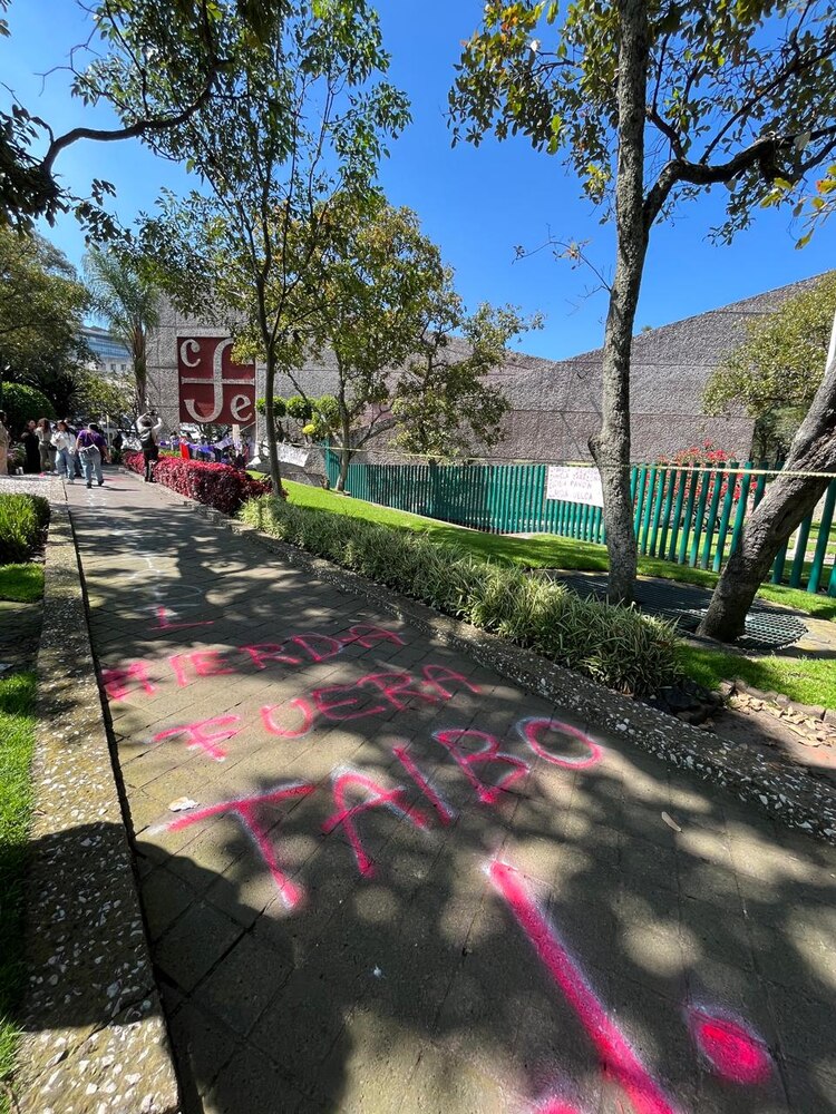 Exigen renuncia del director del FCE, Taibo II, tras dichos en la mañanera
