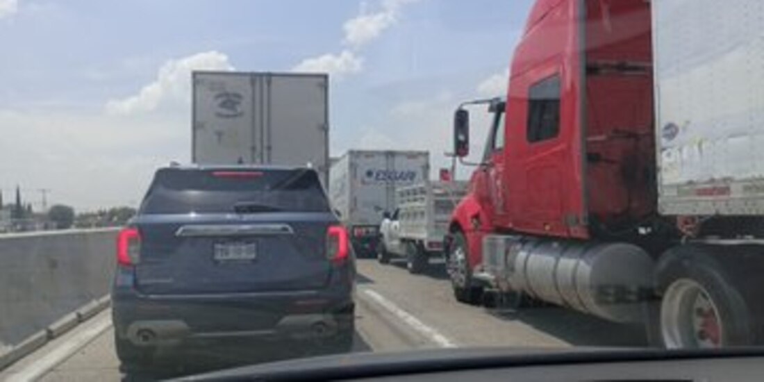 Un grupo de manifestantes bloquea la autopista México-Querétaro para exigir la liberación de una mujer detenida junto a sus hijos.