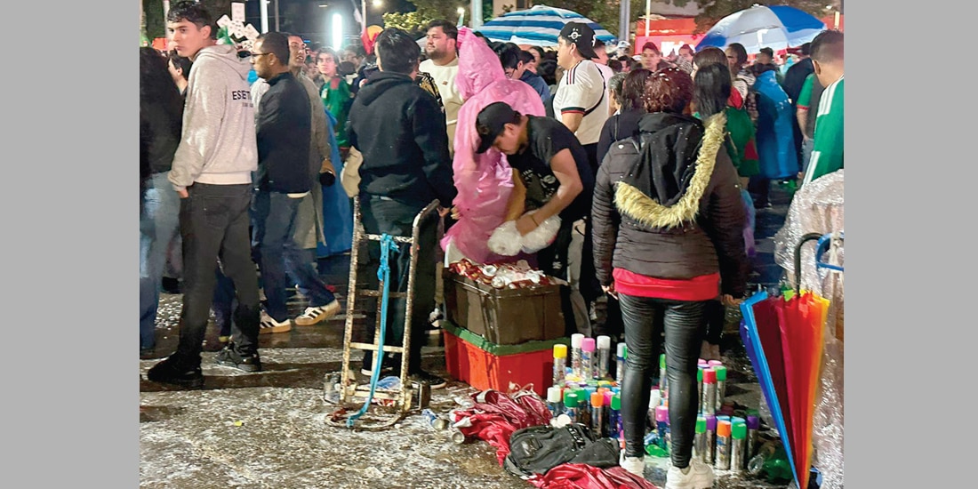 COMERCIANTES VENDEN cerveza fría en Reforma, pese a operativo, el miércoles