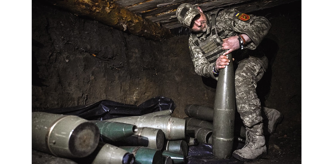 Un militar ucraniano revisa un proyectil antes de disparar contra rusos, el 9 de abril.