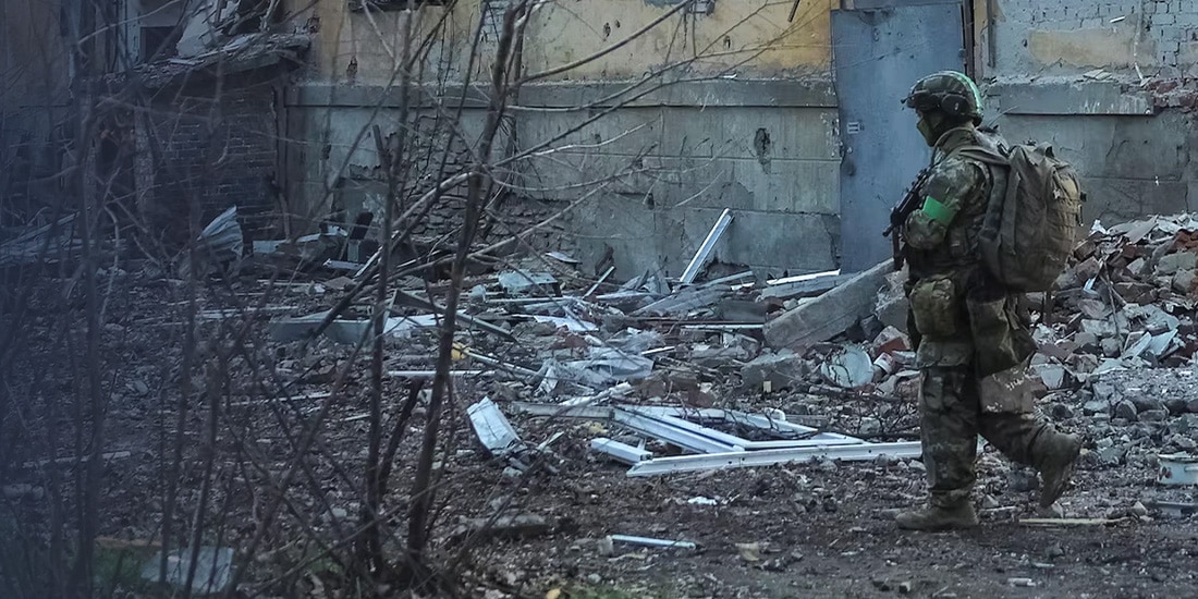 UN MILITAR camina por una calle en la ciudad de Kostiantynivka en la región de Donetsk, el 7 de diciembre.