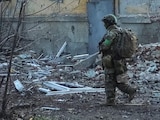 UN MILITAR camina por una calle en la ciudad de Kostiantynivka en la región de Donetsk, el 7 de diciembre.
