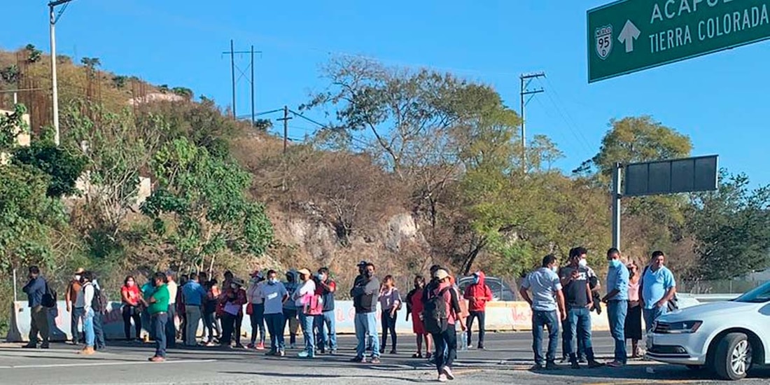 Manifestantes pidieron el reconocimiento de las preparatorias populares y mayor presupuesto para pagar a maestros