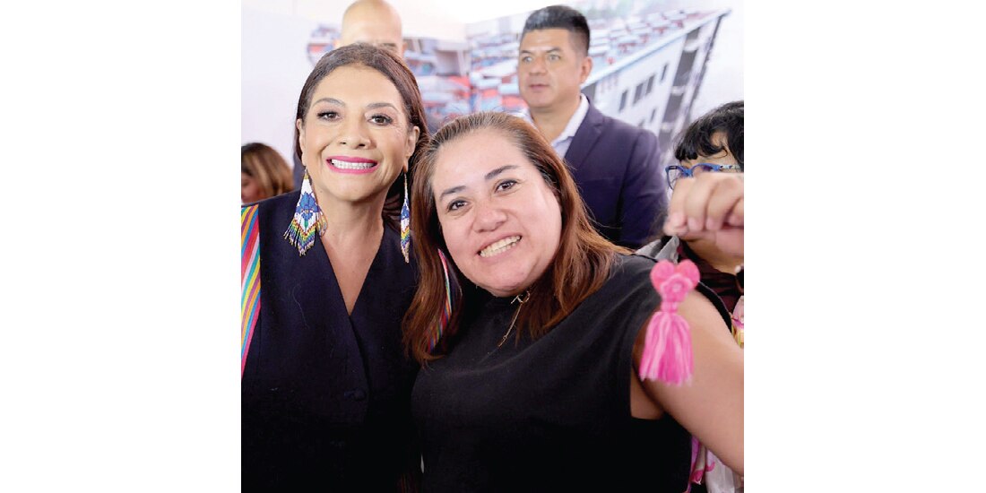 La mandataria capitalina, Clara Brugada, y una beneficiaria de vivienda, ayer.