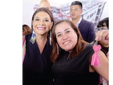 La mandataria capitalina, Clara Brugada, y una beneficiaria de vivienda, ayer.