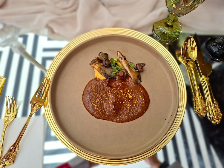 Mole rojo con setas y puré de plátano