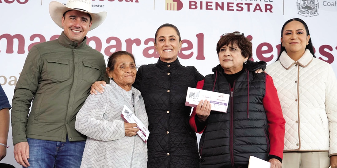 La Presidenta Claudia Sheinbaum (c.), ayer, acompañada por Ariadna Montiel (der.), Manolo Jiménez y dos beneficiarias de Programas para el Bienestar en Coahuila.