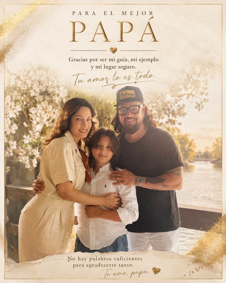 Osamu Menéndez junto a su familia.