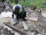 Un oficial de la Policía recaba evidencia de los bombardeos en una aldea de Járkov.