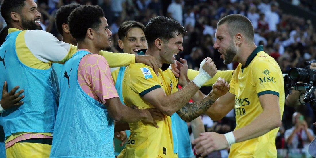 Pulisic celebra uno de sus goles en la victoria del Milan sobre el Unidese