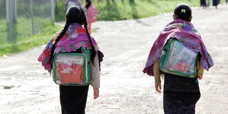 Niñas salen de la escuela primaria en Zinacantán, Chiapas, en foto de archivo.
