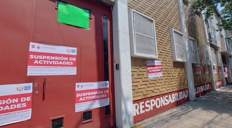 Sellos de suspensión en la escuela militar el pasado 4 de abril.