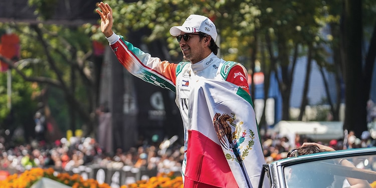El volante tapatío, ayer, en su presentación en México en Paseo de la Reforma