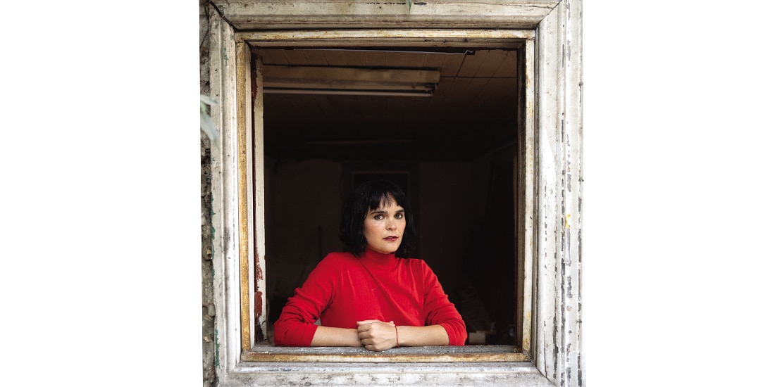 Camila Moreno, cantautora chilena, durante sesión de fotos.