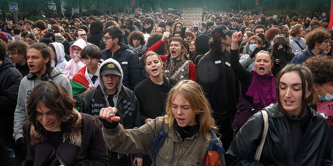 JÓVENES participan en una protesta organizada por colectivos estudiantiles y sindicatos en París, ayer