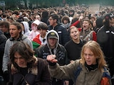 JÓVENES participan en una protesta organizada por colectivos estudiantiles y sindicatos en París, ayer
