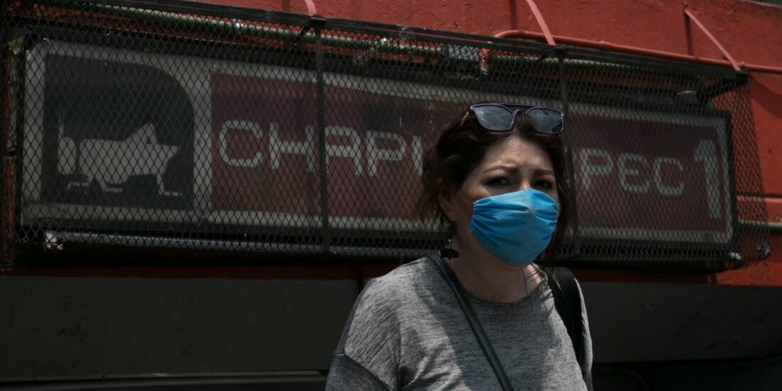 Imagen ilustrativa de una persona en la CDMX con cubrebocas.