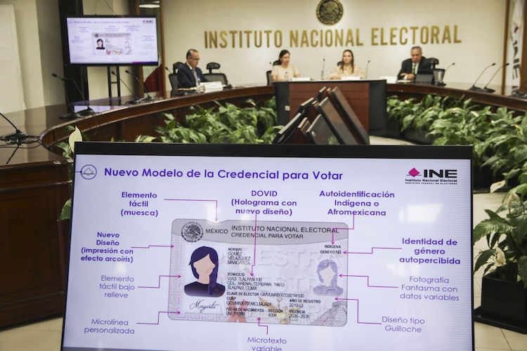 Los nuevos elementos de la credencial para votar presentados por el INE.