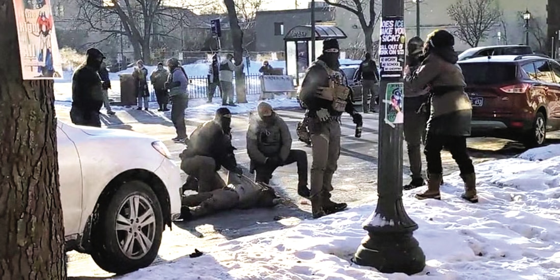 Agentes del ICE arrodillados junto al cuerpo del hombre que recibió un disparo, en Minneapolis, el pasado 24 de enero.