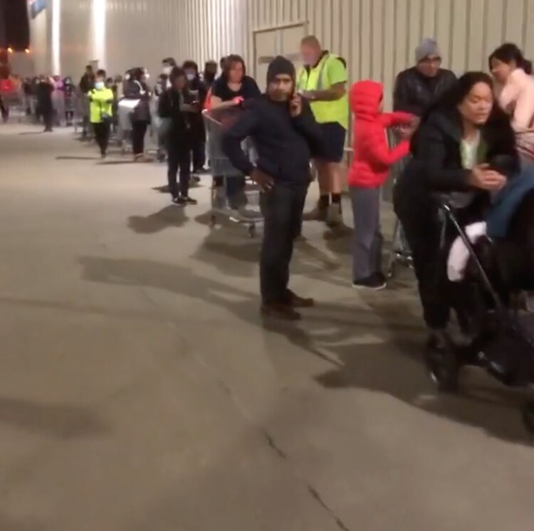 Personas hacen fila afuera de una tienda Costco después del anuncio del cierre debido a un rebrote de COVID-19, en Melbourne, Victoria, Australia, el 7 de julio de 2020.