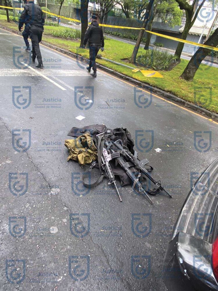 Parte del arsenal decomisado por las autoridades.