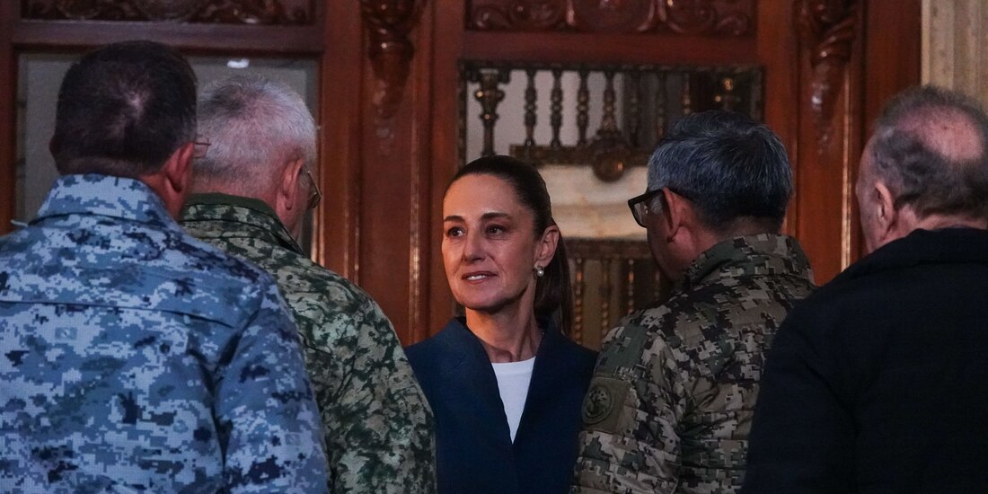 En la imagen, La Presidenta Claudia Sheinbaum charla con los titulares de Sedena, Marina, FGR y la GN, ayer.