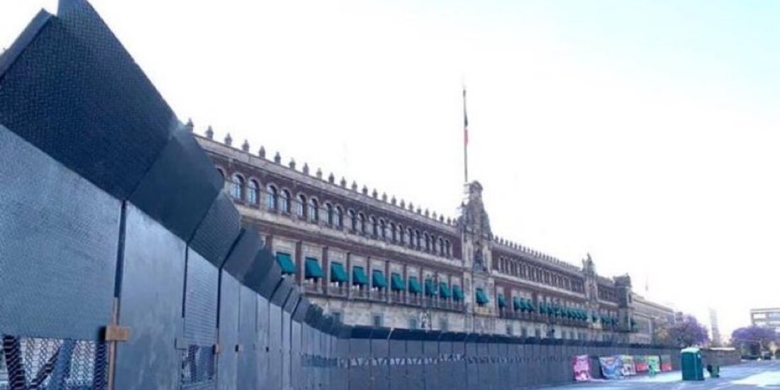 Vallas metálicas fueron colocadas alrededor del Palacio Nacional.