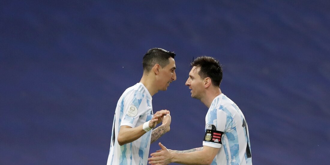 Lionel Messi y Ángel Di María festejan el gol de Argentina contra Brasil en la final de la Copa América.