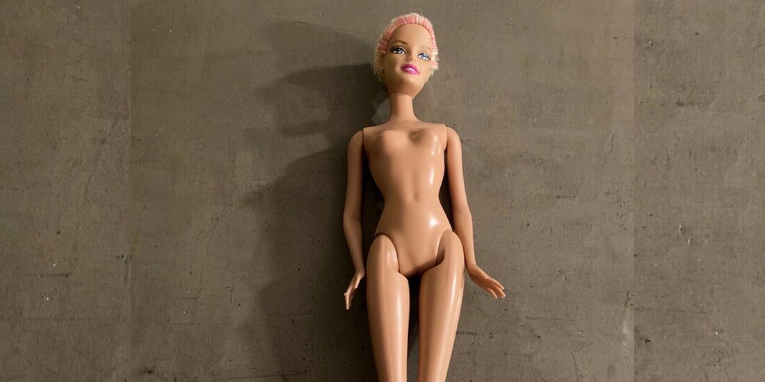 Muñeca Barbie mordida (1999), de venta en eBay.