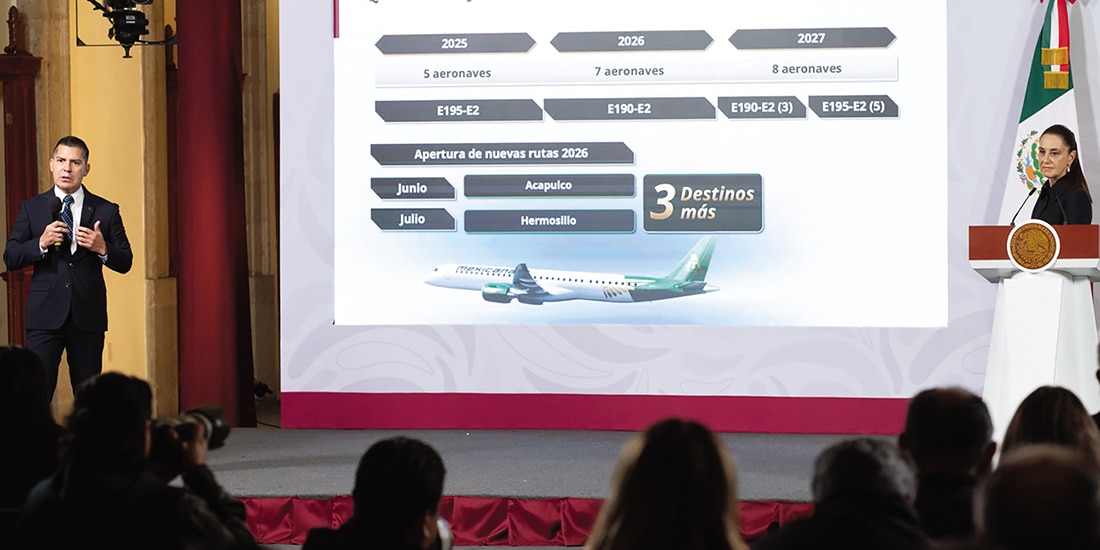 LA MANDATARIA, ayer, con el director de Mexicana.