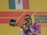Checo Pérez celebra la victoria en el Gran Premio de Sakhir en la Fórmula 1