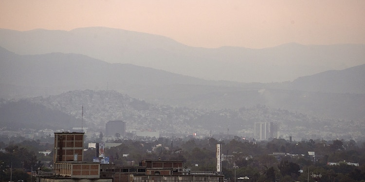 Vista de la contaminación en el Valle de México desde un edificio en Tlatelolco, alcaldía Cuauhtémoc, ayer.