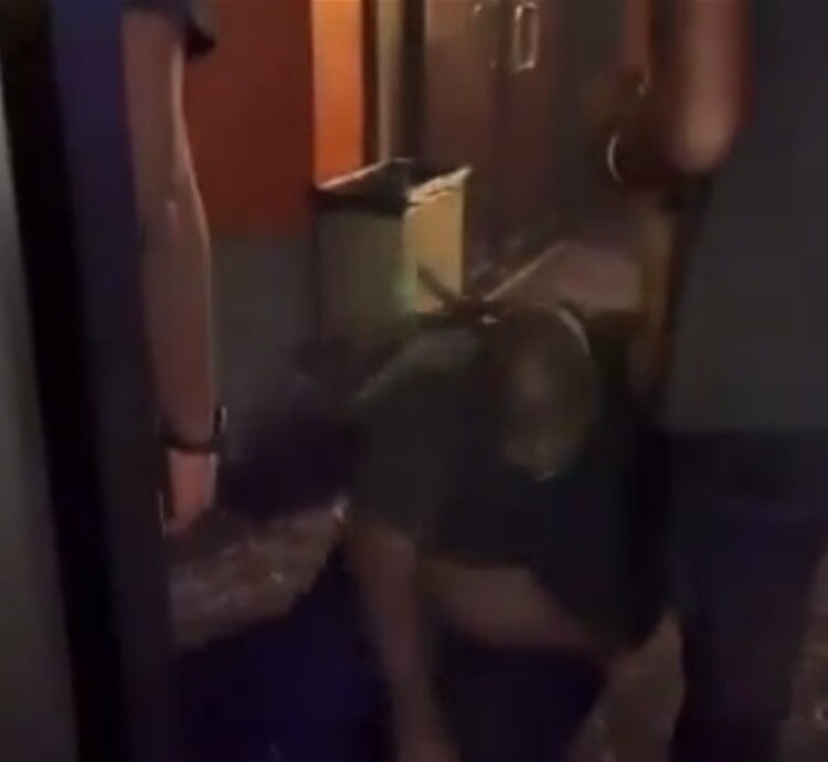 Cuando a los guardias se les cayó al suelo, el hombre despertó por unos segundos pero luego volvió a perderse