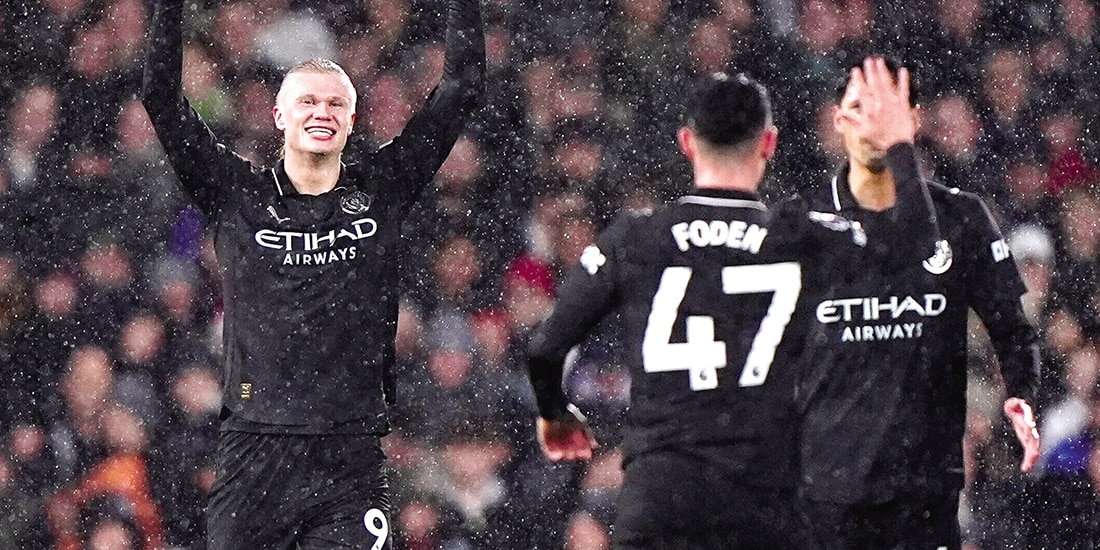 Jugadores del City celebran con Earling Haaland su gol 100 dentro de la Premier League