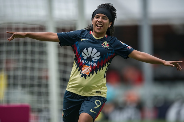 Lucero Cuevas en un partido con el América.