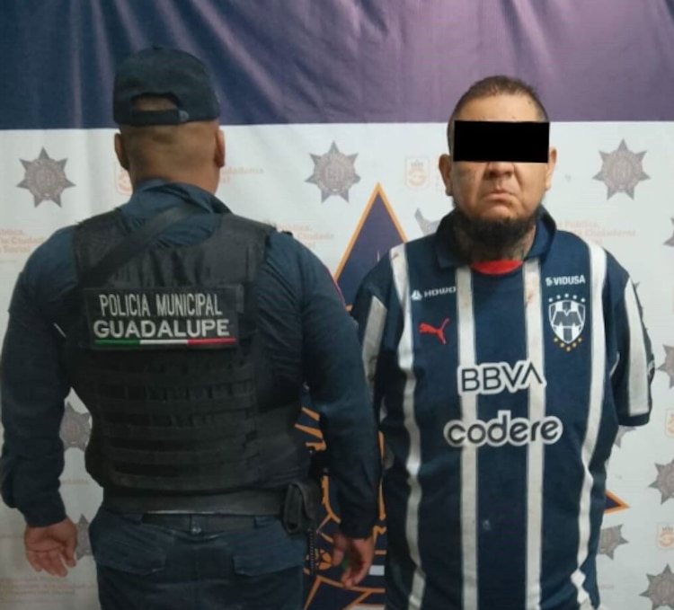 César “N” junto a un policía de Guadalupe, ayer, tras ser detenido.