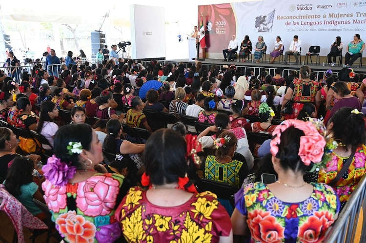 Presidenta Claudia Sheinbaum durante su visita a Tehuantepec, Oaxaca.