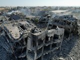 Vista de edificios residenciales destruidos en ataques israelíes en la ciudad de Zahra, en medio del actual conflicto entre Israel y el grupo islamista palestino Hamás, en el sur de la ciudad de Gaza.