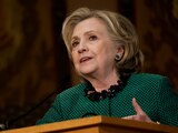 La exsecretaria de Estado de EE. UU., Hillary Clinton, pronuncia un discurso de clausura durante un evento que destaca el papel de las mujeres en el gobierno en el 25 aniversario del Acuerdo de Viernes Santo de 1998 de Irlanda del Norte,
