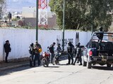 Elementos de la Policía Estatal de Zacatecas revisan documentos de motociclistas en calles del municipio de Fresnillo, tras el crimen cometido ayer.