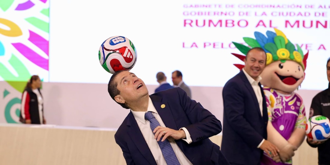 El Alcalde de la demarcación mostró su gusto por el futbol.