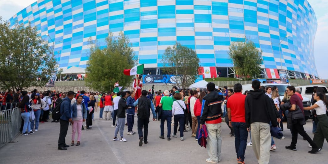 Aficionados de Perú y España disfrutaron de un ambiente de fiesta y total seguridad en el Estadio Cuauhtémoc.