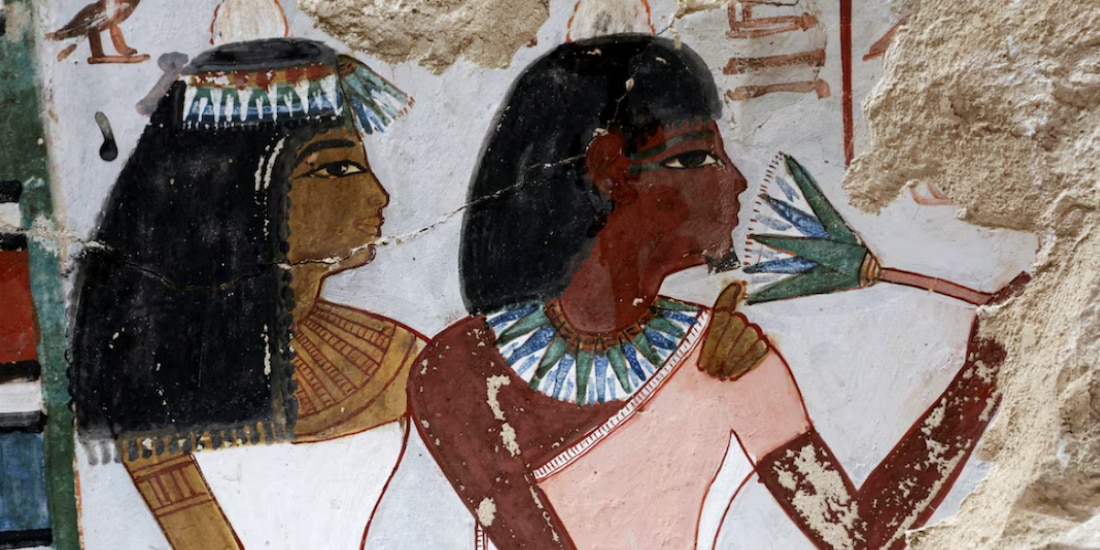 Pinturas del antiguo Egipto adornan la pared funeraria recién restaurada, dentro del antiguo "Samut" (TT417) recientemente restaurado en la necrópolis de El-Jocha, en la orilla oeste del Nilo en Luxor.