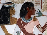 Pinturas del antiguo Egipto adornan la pared funeraria recién restaurada, dentro del antiguo "Samut" (TT417) recientemente restaurado en la necrópolis de El-Jocha, en la orilla oeste del Nilo en Luxor.