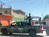 Elementos del Ejército resguardan la zona en donde fue atacada la casa del director de Seguridad Pública del municipio de Calera, con saldo de un agresor lesionado, ayer.