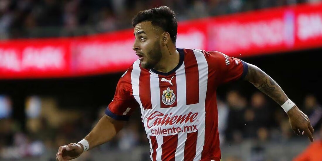 Alexis Vega durante un partido con Chivas en la Liga MX.
