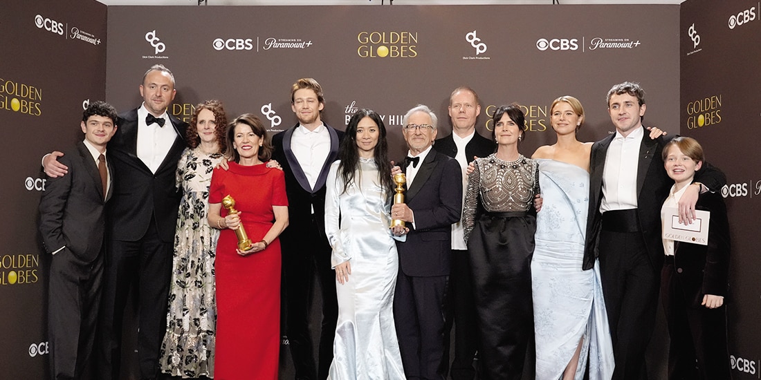 La directora Chloé Zhao (al centro), con el elenco de la película Hamnet, la noche de ayer en el histórico Beverly Hilton de Los Ángeles.