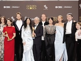 La directora Chloé Zhao (al centro), con el elenco de la película Hamnet, la noche de ayer en el histórico Beverly Hilton de Los Ángeles.