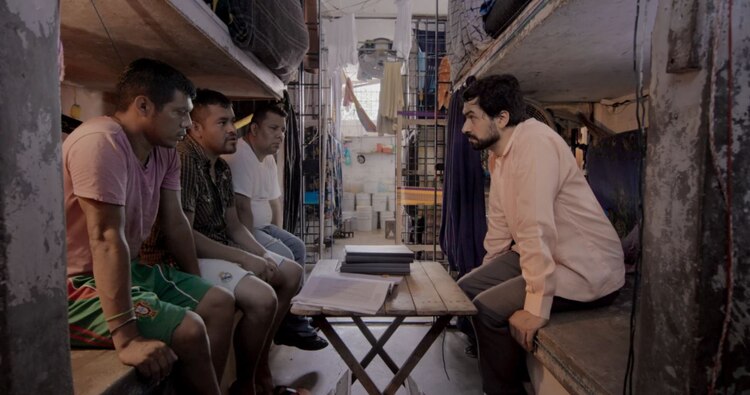 Héctor Muñoz, Juan Luis López, Gonzalo García, Darwin Morales y el abogado Roberto Hernández en un fotograma de Duda razonable.