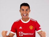 Cristiano Ronaldo posa con la playera del Manchester United, equipo al que regresó después de 12 años.